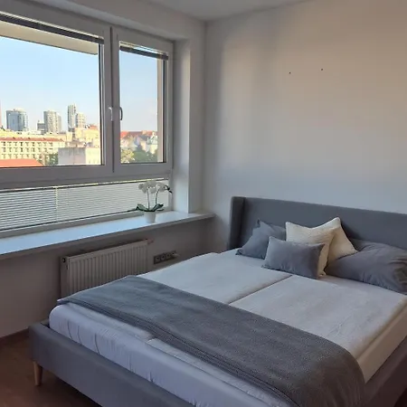 City And Garden Stylovy Apartman S Vyhladom A Zelenym Dvorom Apartment