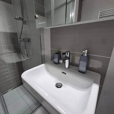 Apartment City And Garden Stylovy Apartman S Vyhladom A Zelenym Dvorom *