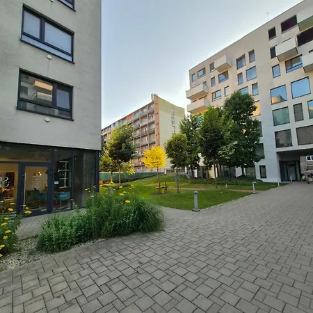 Apartment City And Garden Stylovy Apartman S Vyhladom A Zelenym Dvorom *
